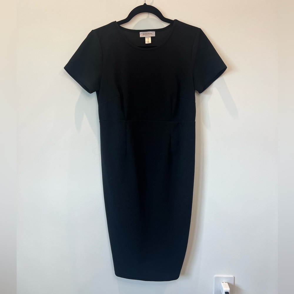 Motherhood Maternity black dress size medium. Past the knee like new condition
